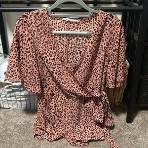 Flowy blouse with a tie around